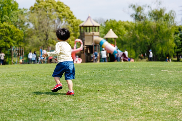 公園の遊具に向かって走る子供